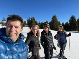 Кирил Петков заведе Линда на ски 
 