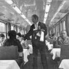 Във влака имаше вагон-ресторант, а стюарди носеха напитки по купетата