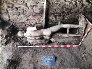 Чия е древната мраморна статуя, открита в канал?
 