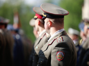 Вдигат заплатите на военните