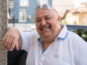 Любо Нейков продава „костюми за дебели“ (Снимки)