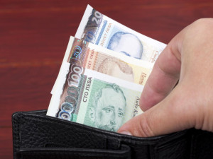 Запорираха пенсии и заплати на близо 50 хил. българи