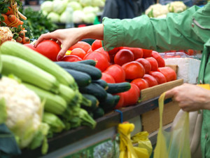 Цените на зеленчуци падат, млечните продукти нагоре