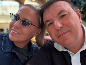 Костадин Ангелов глези любимата си с очила за 950 евро