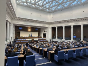 Режат 735 лева от депутатската заплата