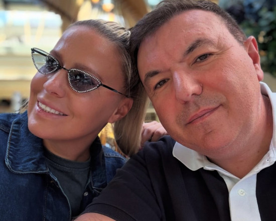 Костадин Ангелов глези любимата си с очила за 950 евро