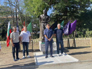 Футболни легенди откриха паметника на Трифон Иванов
