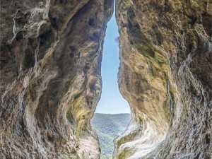 Пещерата Утробата помага на жени да заченат