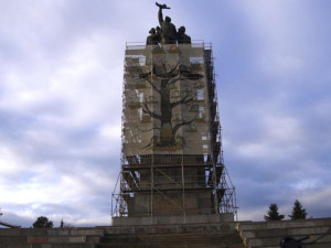 Искат Хан Аспарух на мястото на Паметника на Съветската армия