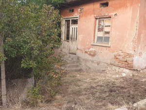 Жена мизерува в къща без прозорци в XXI век – ще се трогне ли някой?