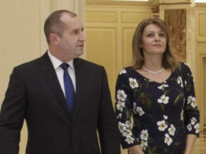 Деси Радева „цъфна“ с износена рокля на официална визита в Египет (Снимки)