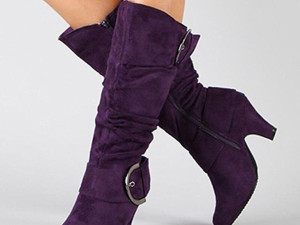 Черни и лилави чизми до коляното – хит на зимата
