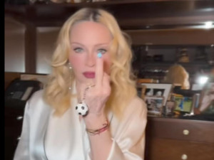 Мадона скандализира с фалшив годеж (Снимка)
