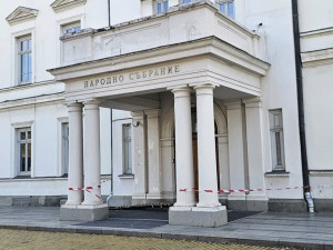 Историческата сграда на Народното събрание се руши
