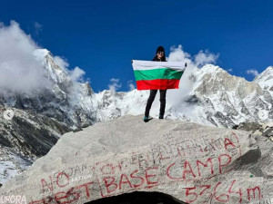 Дъщерята на Васил Терзиев покори базовия лагер на Еверест (Снимки)
