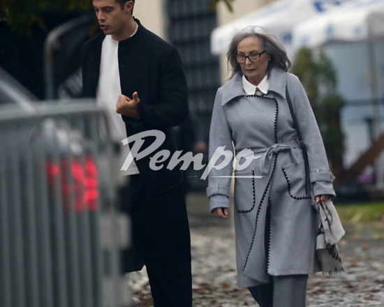 Секссимволът Филип Буков вози баба си в ауди за 180 бона (Снимки)
 