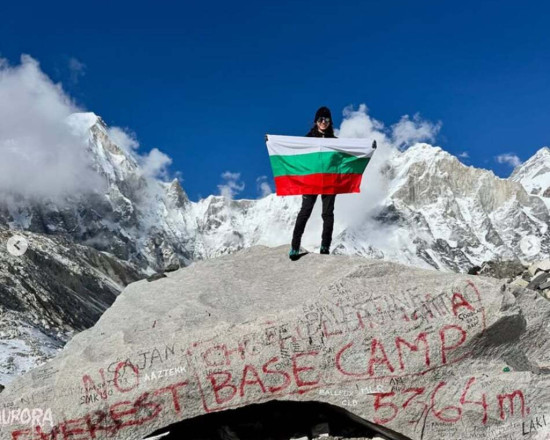 Дъщерята на Васил Терзиев покори базовия лагер на Еверест (Снимки)
