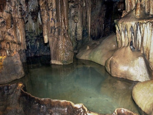 Вълшебно езеро в пещeрата Леденика сбъдва желания 
