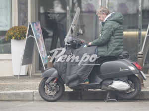 Юлиан Вергов хвърчи на скутер, завит с одеяло