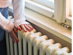 Домът на българина – студен, пренаселен и скъп