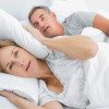 Спите до хъркащ партньор? Ето какви рискове крие това за вас
