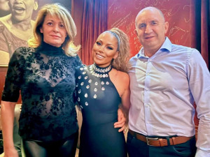 Шок! Деси Радева обикаля по черна дантела и сутиен