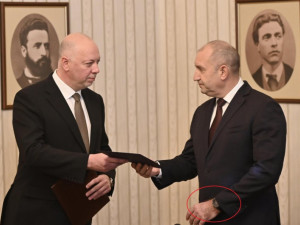 Радев връчи мандата с &bdquo;Ролекс&ldquo; за 25 бона? (Снимки)