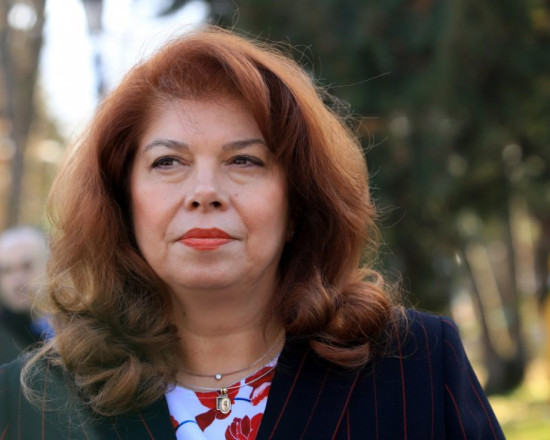 Снахата на Илияна Йотова&nbsp;пазарува дрехи евтинджос (Снимки)
&nbsp;