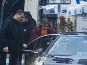 Наталия Киселова се глези с услугите&nbsp;на НСО, кара я лъскав мерцедес (Снимки)