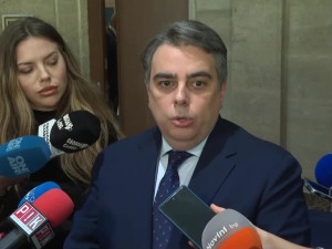 Асен Василев на таен обяд, крие се от камери (Снимки)