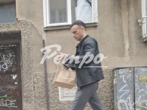 Бербатов кара като джигит из центъра на София (Папарашки снимки)
&nbsp;