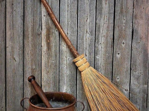 Ритуали за късмет с метла
