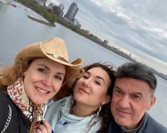 Дъщерята на Боби Михайлов се прибра в България (Снимка)
