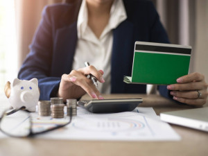 Дават евтини кредити на хора над 50 години