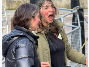 Вяра и Надежда от тризначките тормозят майка си, разпродават вещите ѝ
