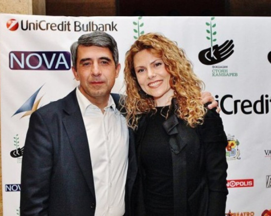 Жената на Плевнелиев закъса с парите
