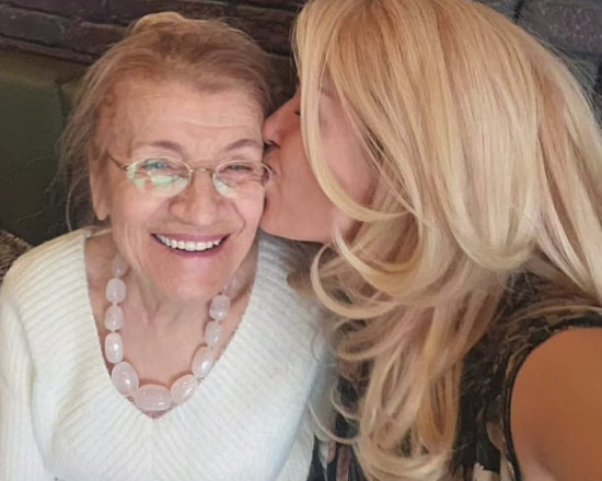 Майката на Гала с усмивка за над 10 000 евро