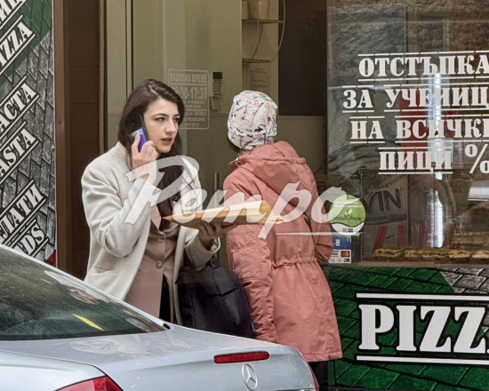 Наглост:&nbsp;Лена продължава да ползва паркинга&nbsp;на парламента като свой (Снимки)