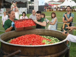 360 килограма шопска салата забъркаха в Елин Пелин