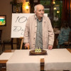Майстор на акварела си пийва мастика и на 101 г.
