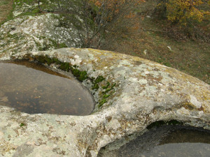 Жени пият &bdquo;мълчана вода&ldquo; от камъка на Крали Марко, за да заченат
